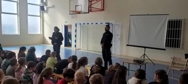 Policyjni edukatorzy w SP Baby - nowe przepisy od 3 marca uczą bezpieczeństwa