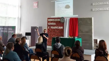 Narkotyki w szkolnej walizce - rodzice z Piotrkowa zobaczyli sposoby ukrywania