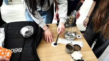 Odciski palców i policyjna codzienność - uczniowie z Bujen weszli do komendy