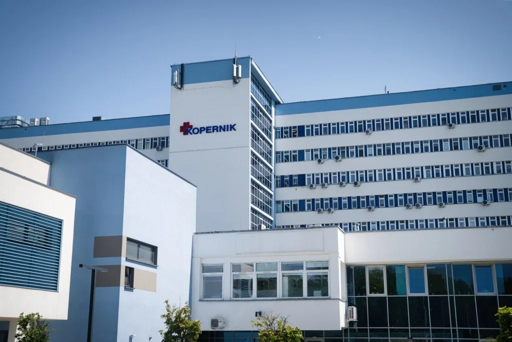 Budynek szpitala Kopernik w słoneczny dzień.