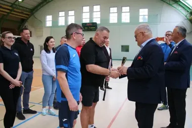 Samorządowcy zamienili gabinety na szybkie wymiany na badmintonowym parkiecie