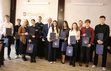 Stypendia Starosty trafiły do 14 uczniów z trzech szkół powiatu piotrkowskiego