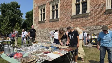 Przedostatnia giełda staroci w Piotrkowie. Na stoiskach kolekcjonerskie perełki